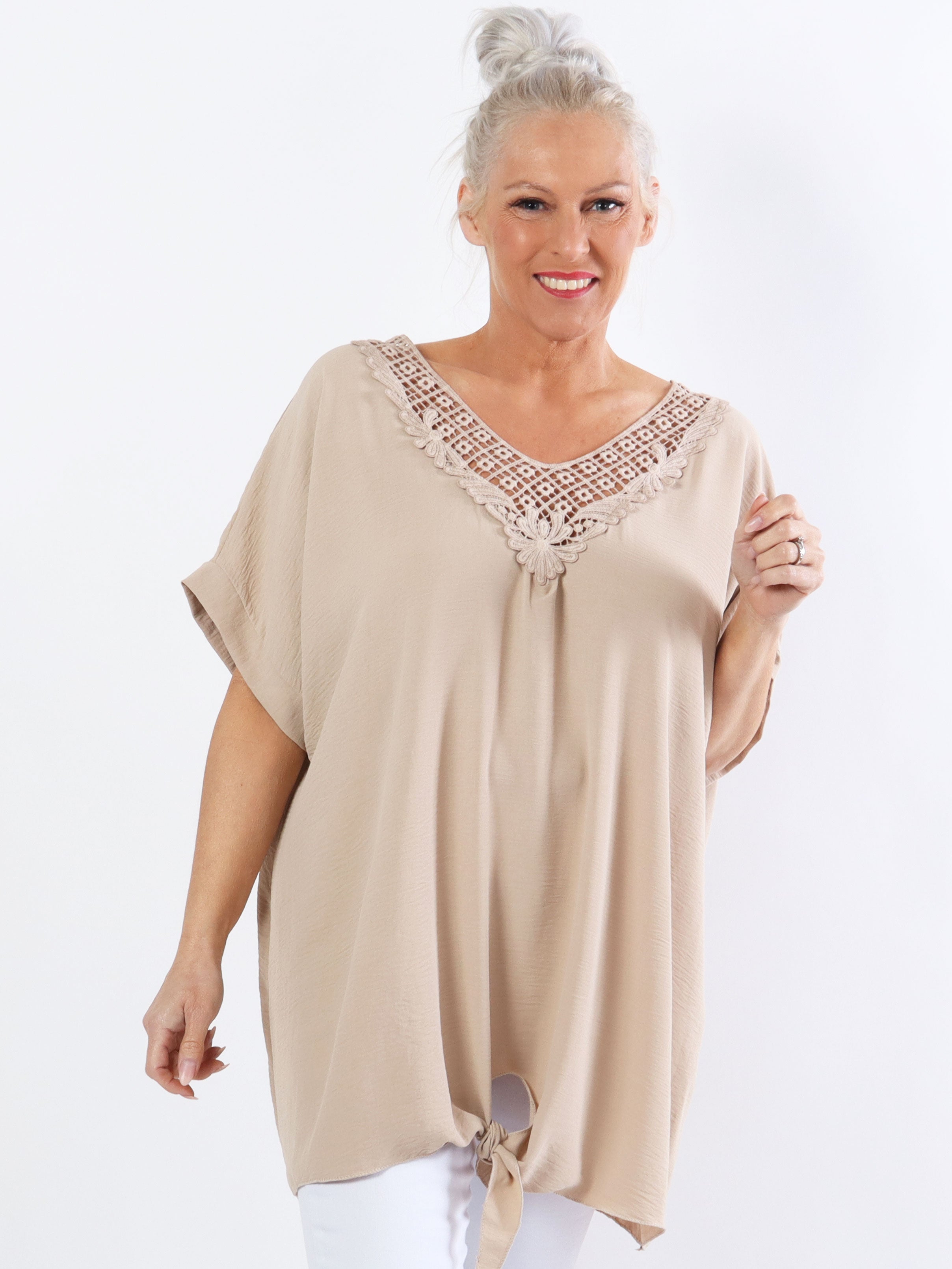 Lilly - Vacker plus size tunika med unik halsringning - Black